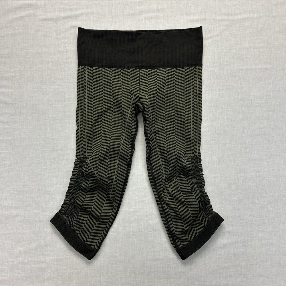 Lululemon Capri Leggings Striped Womens Size 6 Athletic Green Run Gym Workout